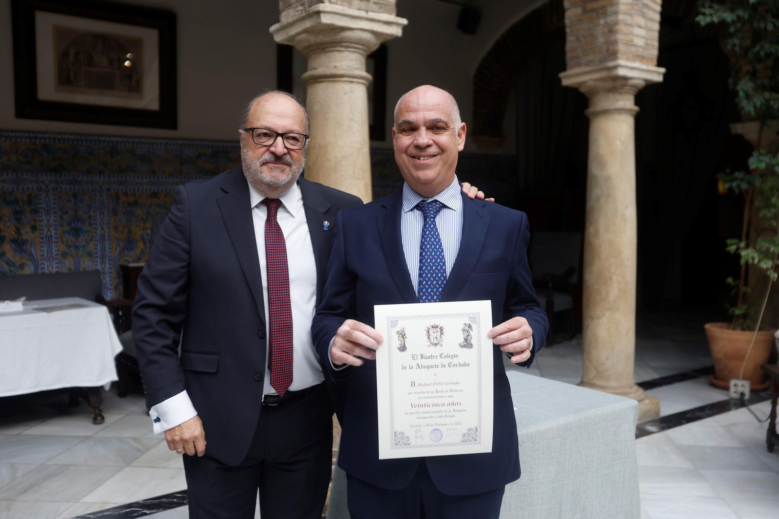 El Colegio de Abogados de Córdoba distingue a los colegiados que cumplen 25 y 50 años de ejercicio, en fotos