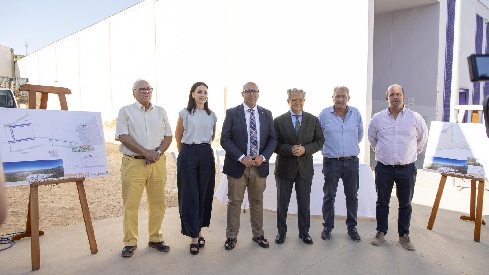 Representantes políticos en el inicio de las obras.