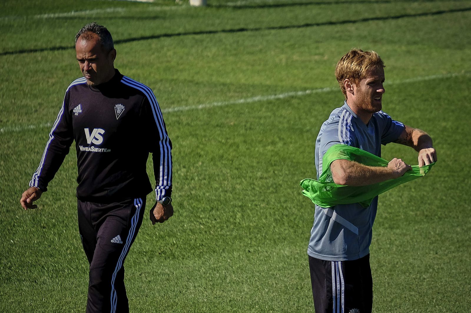 Álex Fernández se enfunda un peto en presencia de Cervera.