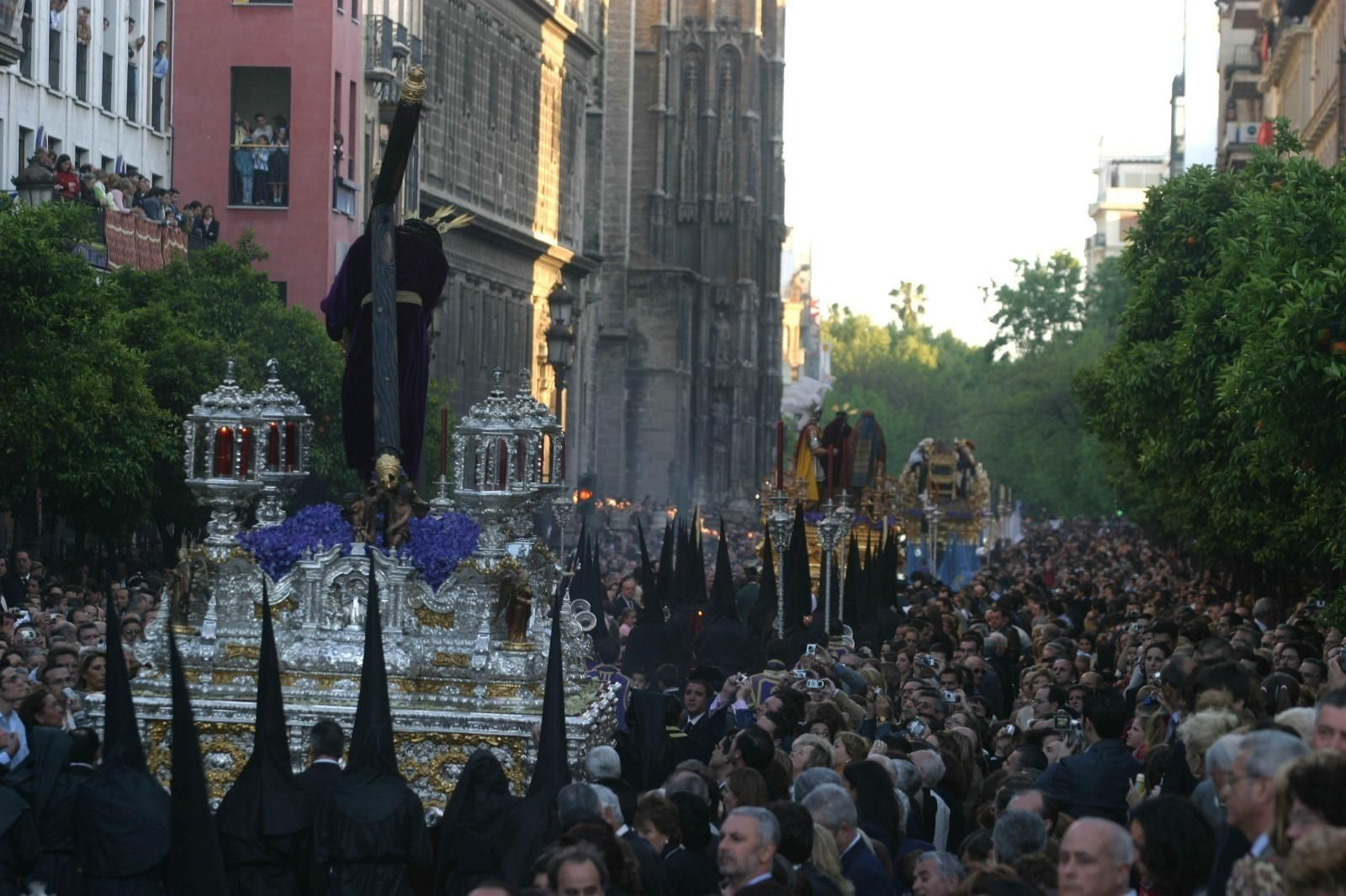 El cortejo del Santo Entierro Grande de 2004 por la Avenida de la Constitución.