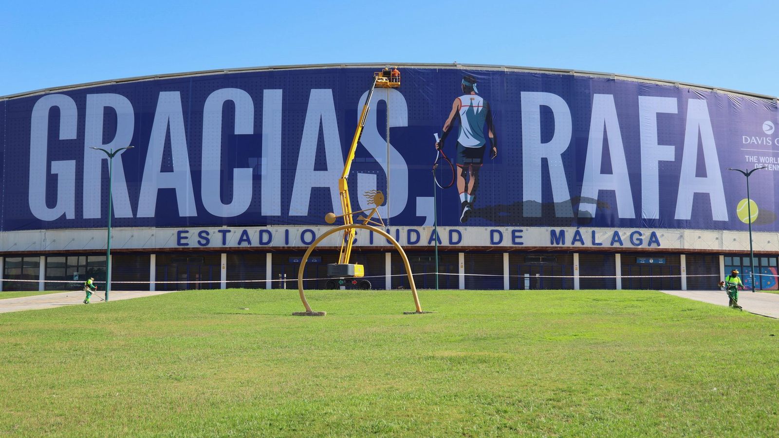 La pancarta de homenaje a Rafa Nadal en el Ciudad de Málaga, en imágenes
