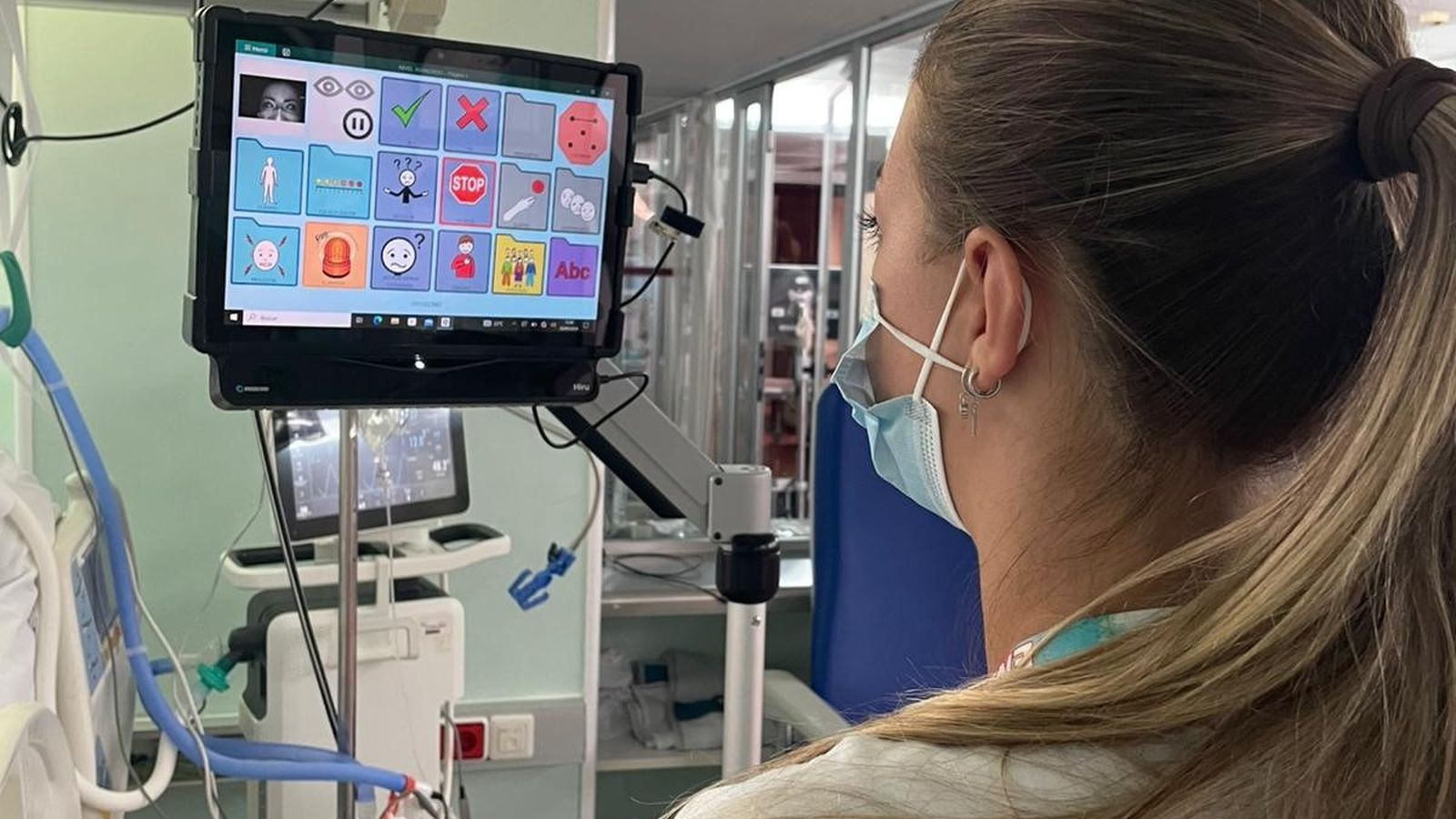 Profesionales de la UCI prueban el dispositivo con un paciente.