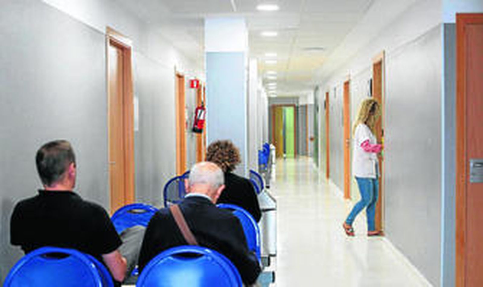 Varios usuarios en la zona de consultas renovada del centro de salud Mallén.