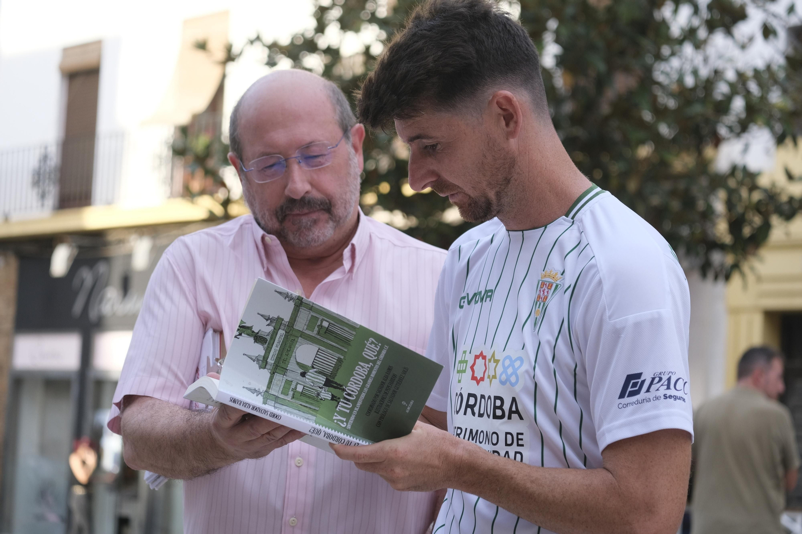 La visita del Córdoba CF al Ayuntamiento de Córdoba, en imágenes
