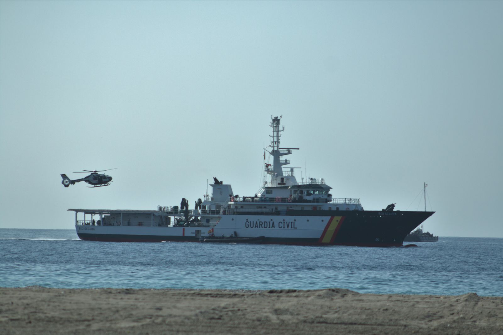 Paracaidistas, aviones y persecuciones marítimo-terrestres, los ensayos de las Fuerzas Armadas en Motril, en imágenes