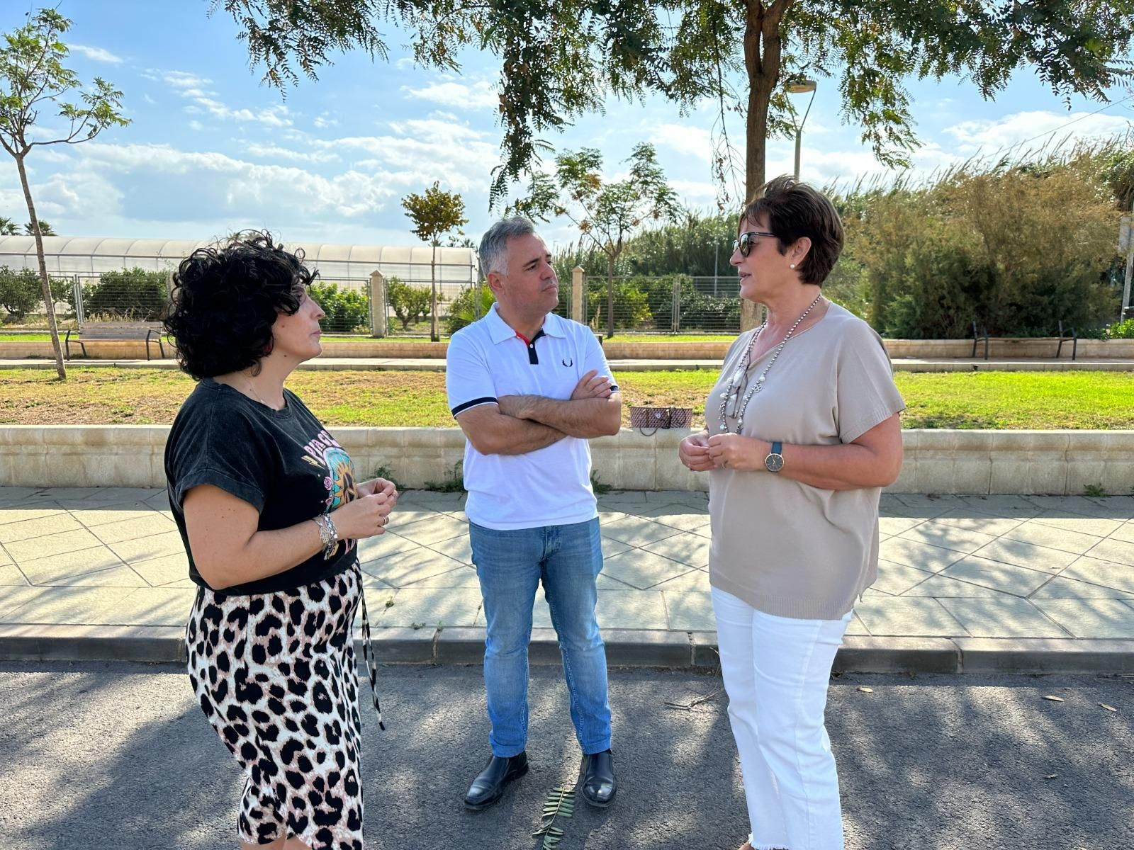 Adriana Valverde y  Antonio Ruano con una representante vecinal