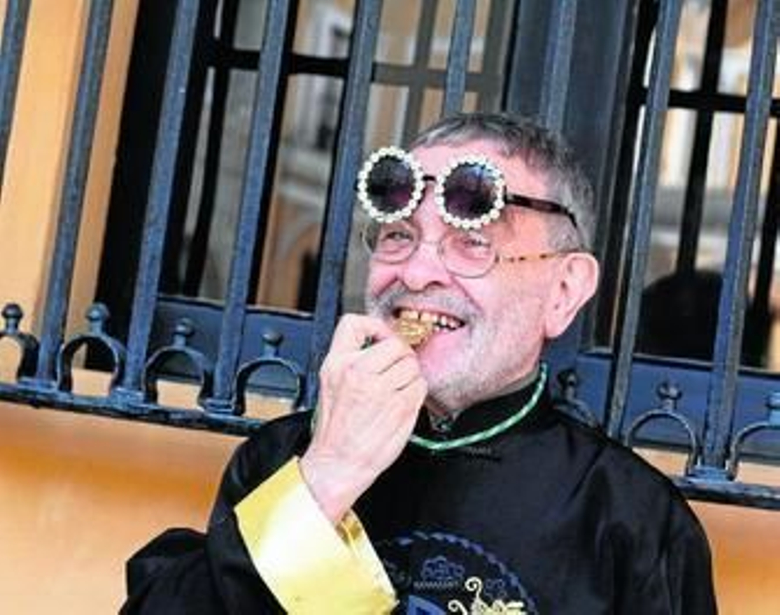 Fernando Arrabal, ayer en el Alcázar sevillano, tras recibir el Premio Elio Antonio de Nebrija.