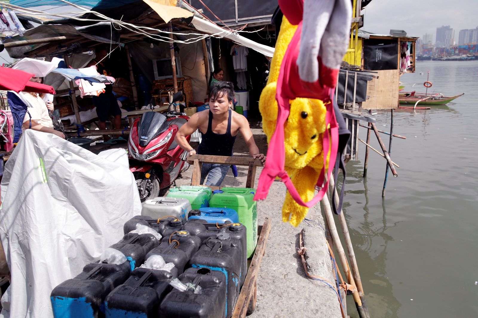 Casas en un mar de plástico filipino