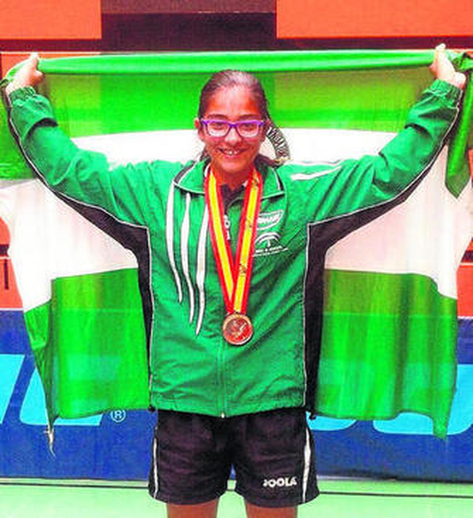 La tarifeña Nerea García, con su oro y la bandera andaluza.