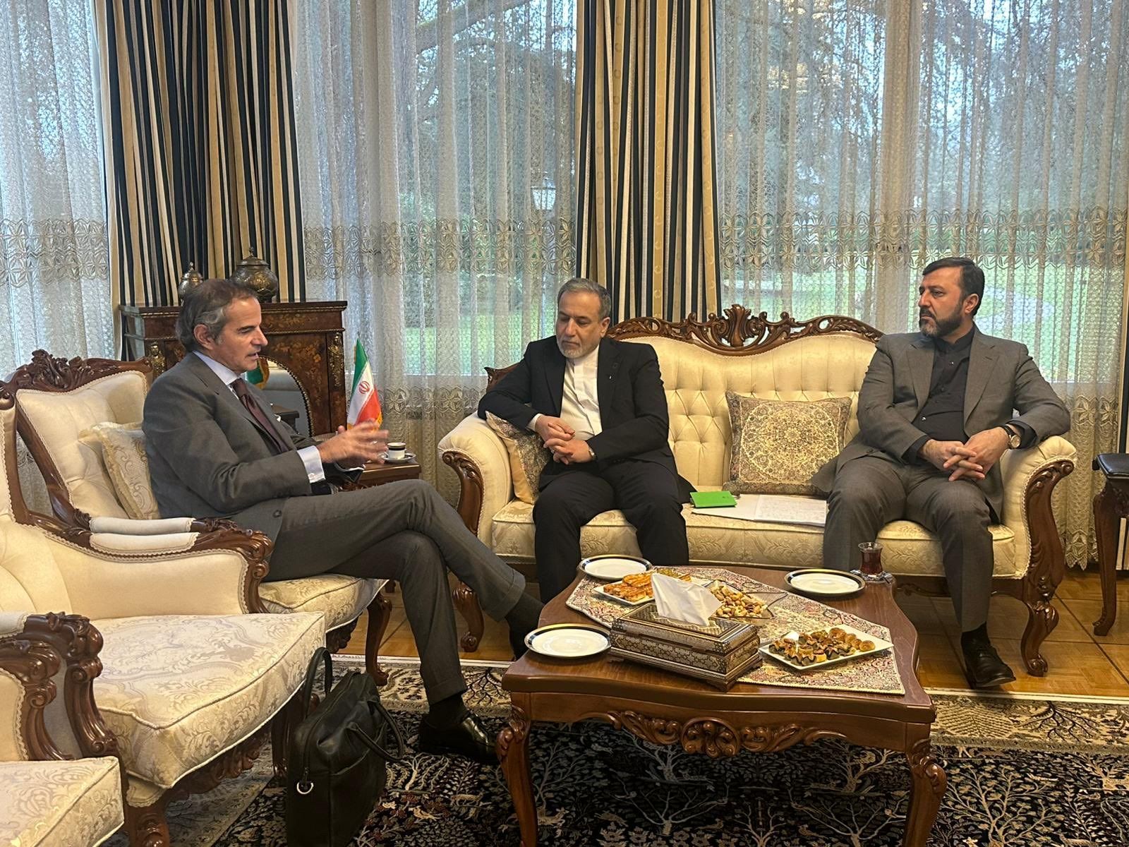 El ministro de Exteriores de Irán, Abas Araqchi (c), durante su reunión con el director general del Organismo Internacional de la Energía Atómica (OIEA), Rafael Grossi.