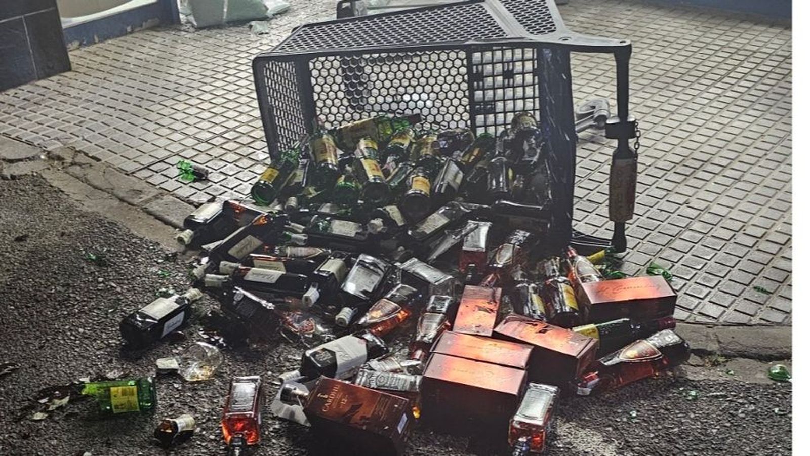 Uno de los autores huía con un carrito repleto de bebidas.