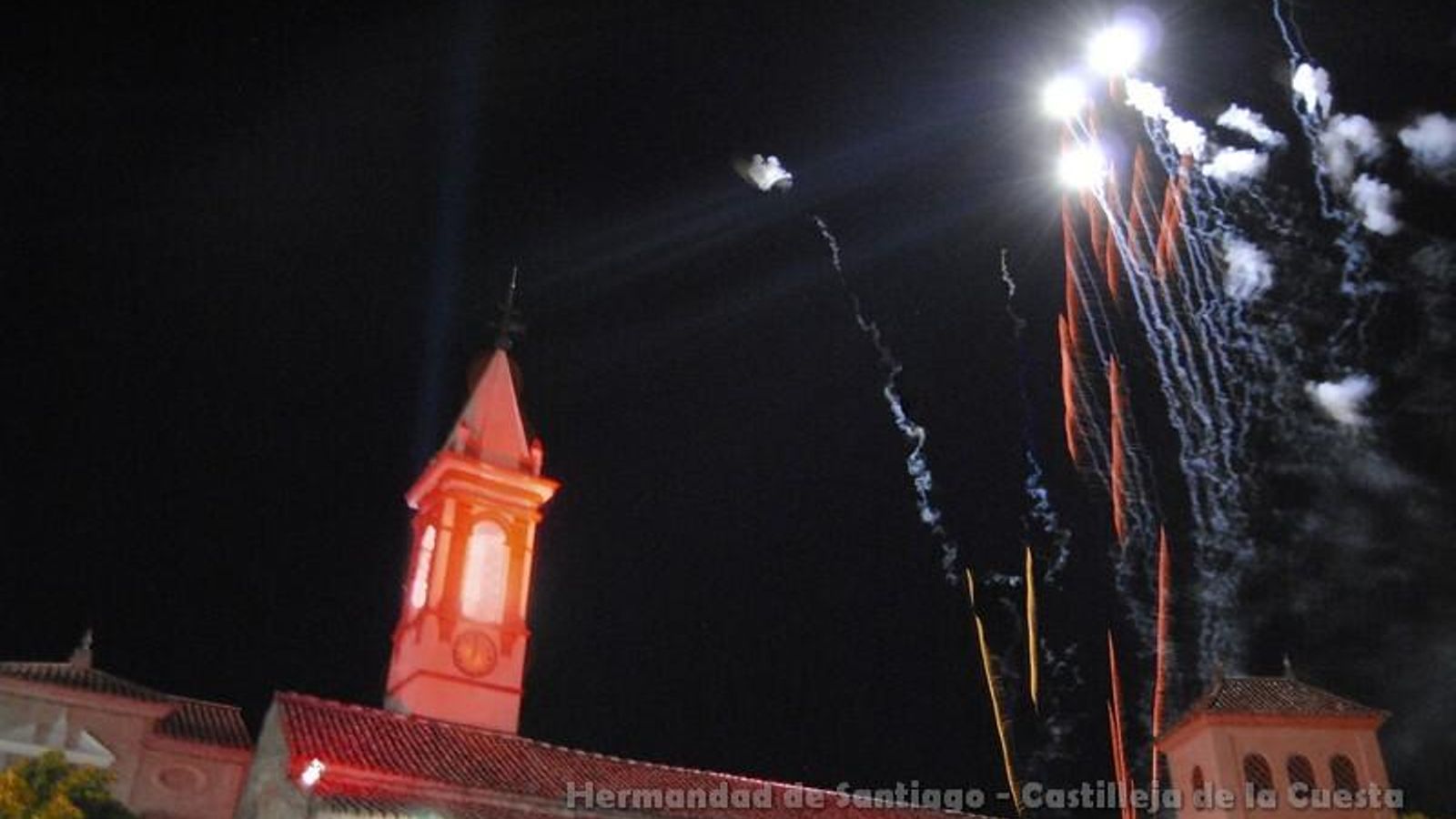 Fuegos artificiales previos al rezo del Santo Rosario