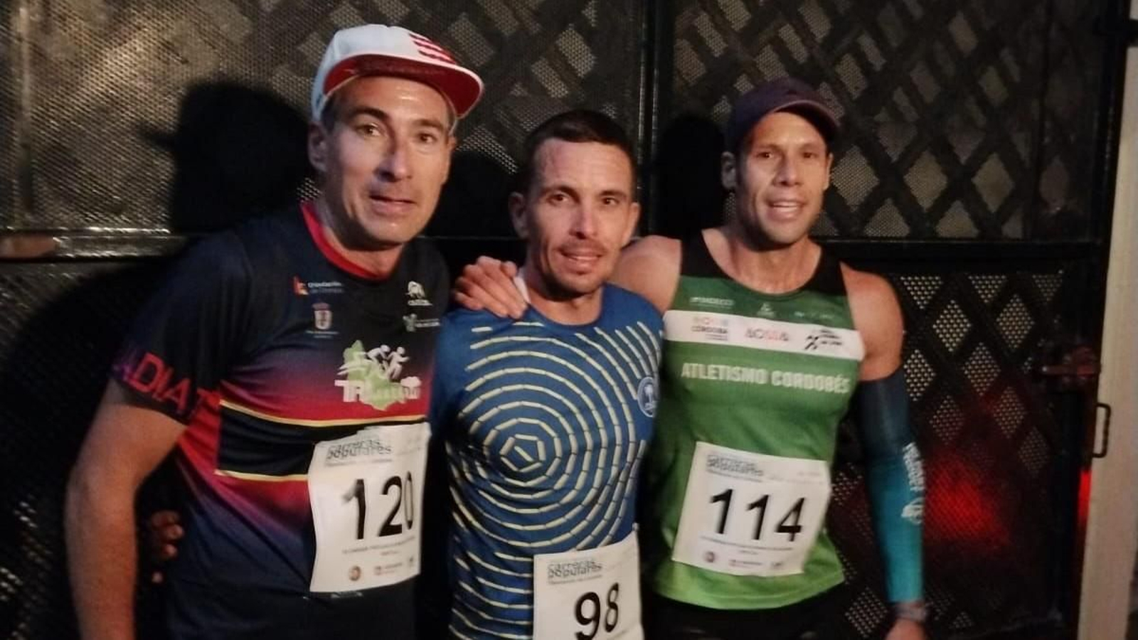 Isaac Olmo posa junto a Salvador Reina e Ignacio Poyato.