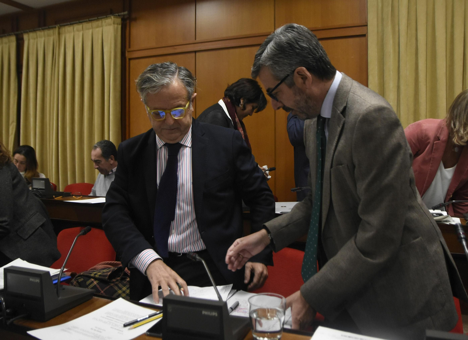 El presidente de Vimcorsa, Salvador Fuentes, conversa con Miguel Ángel Torrico durante un Pleno.