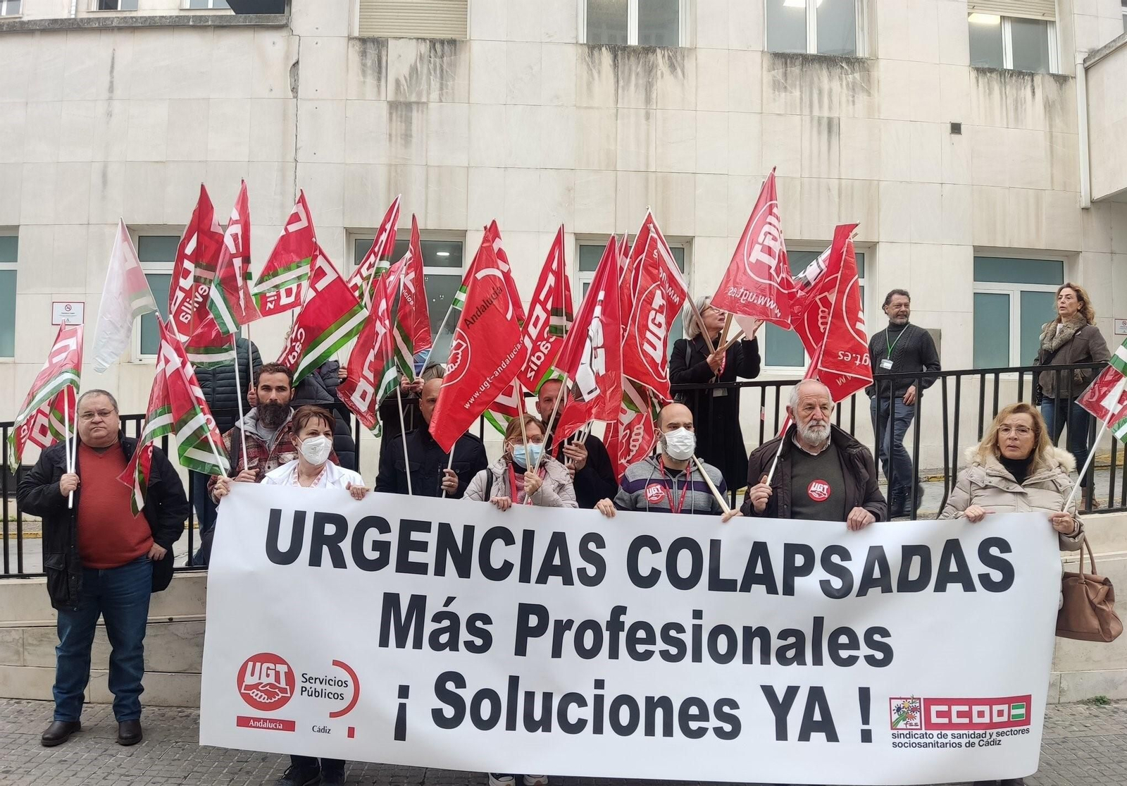 Imagen de la concentración sindical en los accesos a las Urgencias del hospital Puerta del Mar.