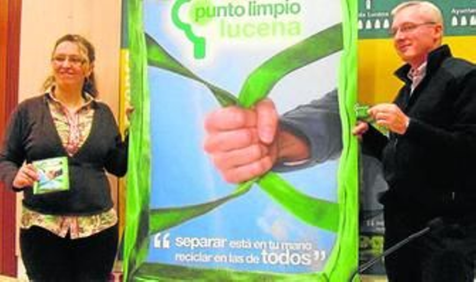 Los concejales María del Mar Morales y José Cantizani presentan el servicio del punto limpio.