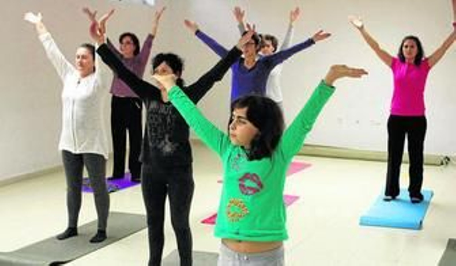 Distintos momentos de la sesión de yoga impartida por Mari Paz Ruiz.