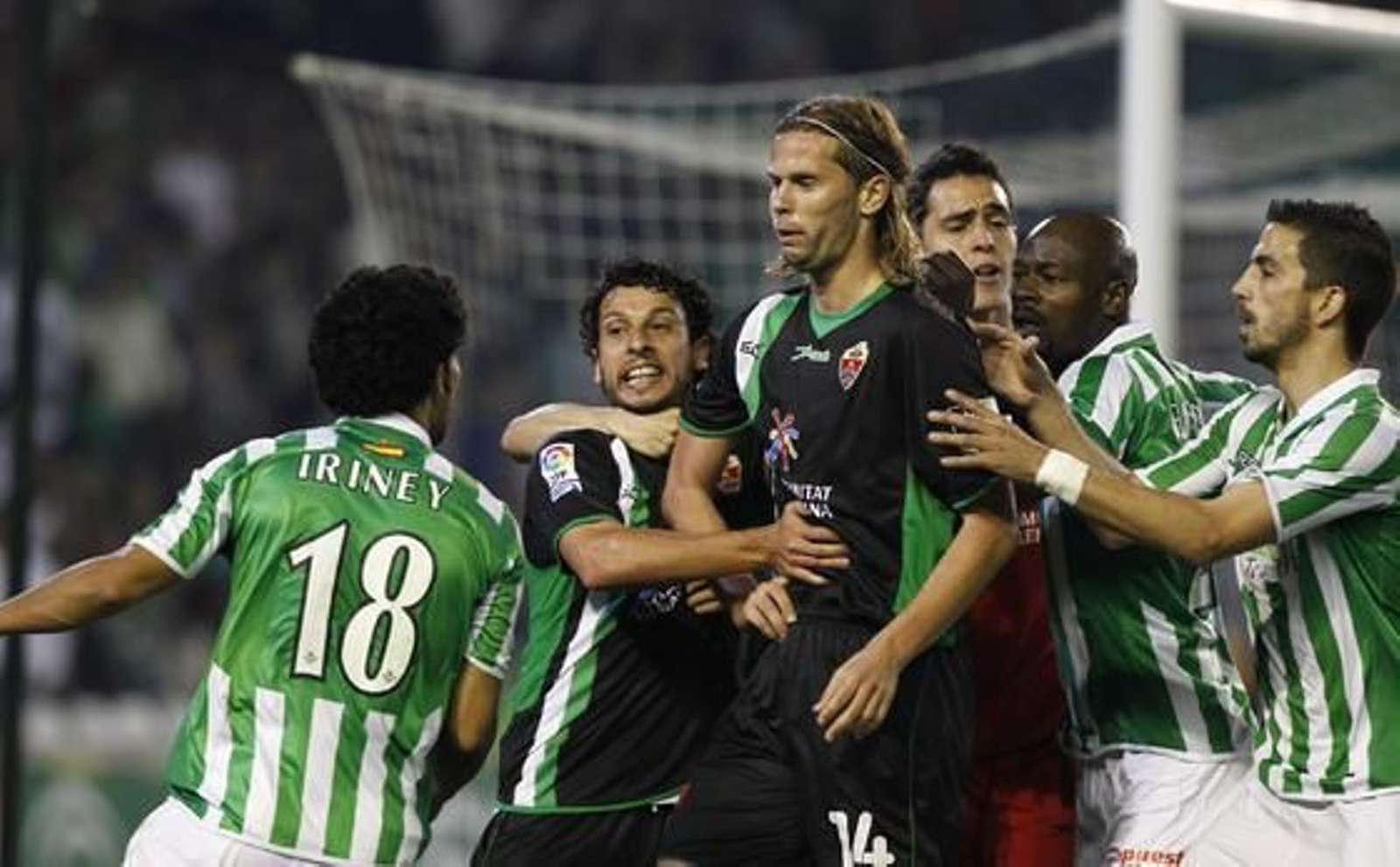Jugadores del Betis y del Elche se enzarzan en una tangana al final del partido. / Antonio Pizarro