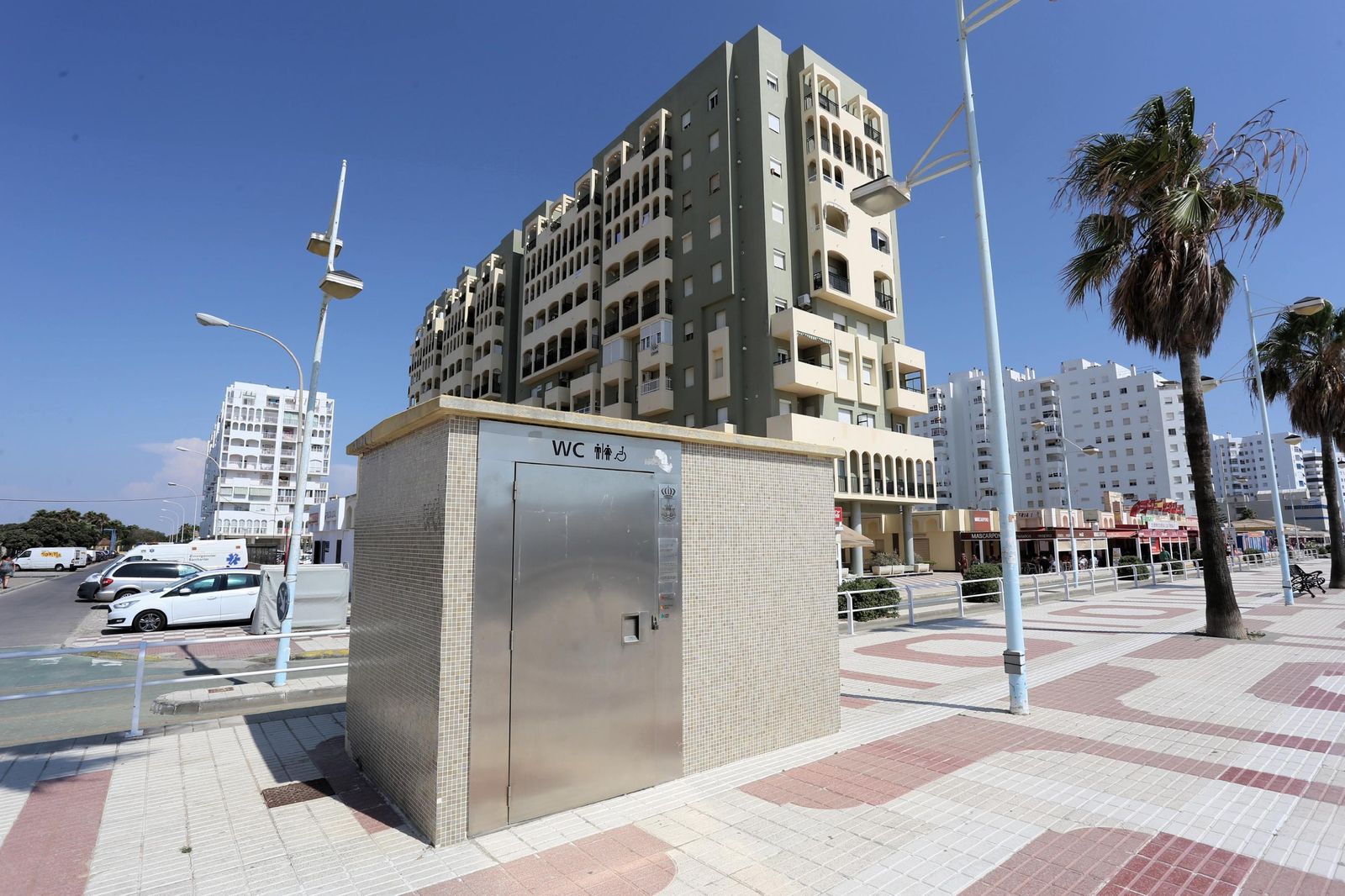 Los aseos públicos instalados en el paseo marítimo llevan ya tres años cerrados.