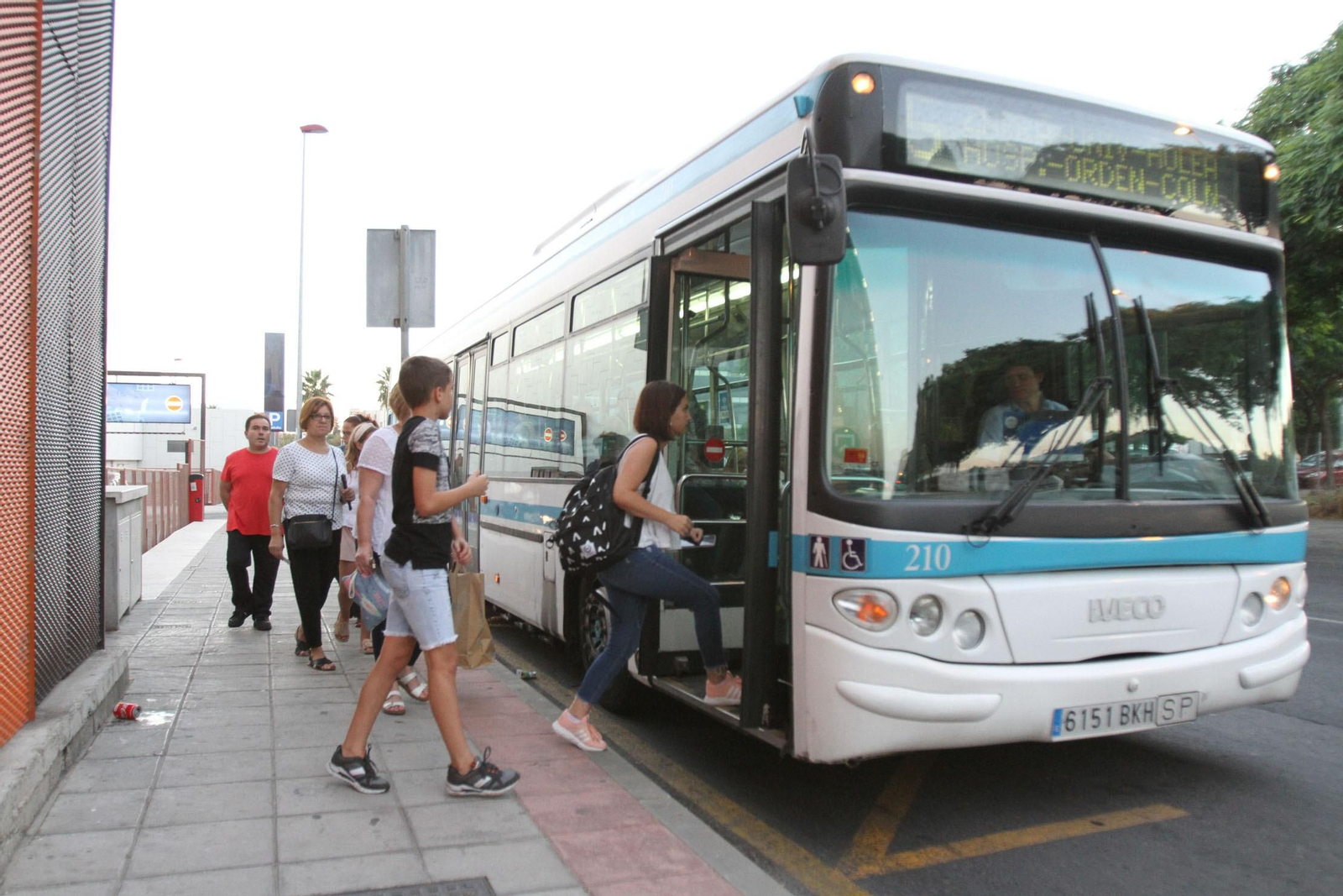 Usuarios suben ayer en Huelva a uno de los autobuses de las líneas de la Empresa Municipal de Transportes Urbanos (Emtusa).