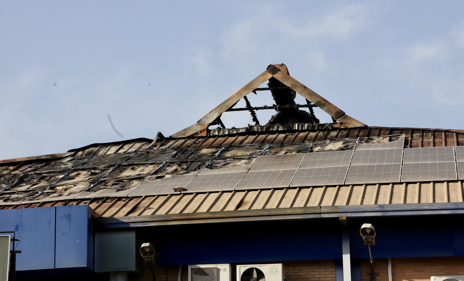 Incendio en el gimnasio Lowfit de Castilleja de la Cuesta