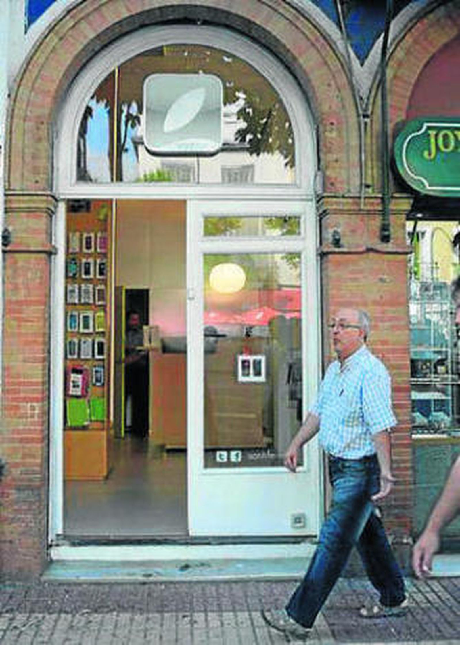 Santiago Fernández de Valderrama es el propietario de la tienda, especializada en reparación de iPhones.