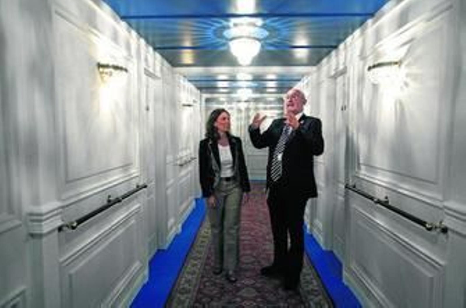 1. Recreación de uno de los pasillos de primera clase del barco de la compañía White Star Line. 2. Pendientes originales de una de las pasajeras.  3. Recreación a tamaño real de un camarote de lujo. 4. La muestra exhibe objetos personales, como este reloj de la época. 5. Maqueta del 'Titanic', que se hundió el 14 de abril de 1912.