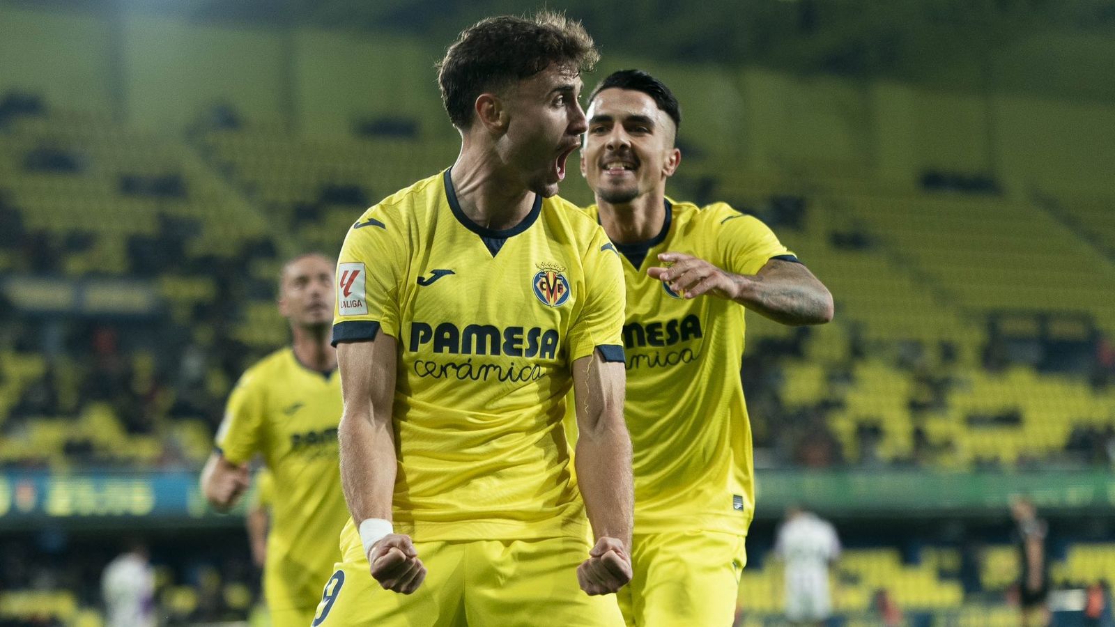 Álex Forés celebra un gol con el filial del Villarreal.