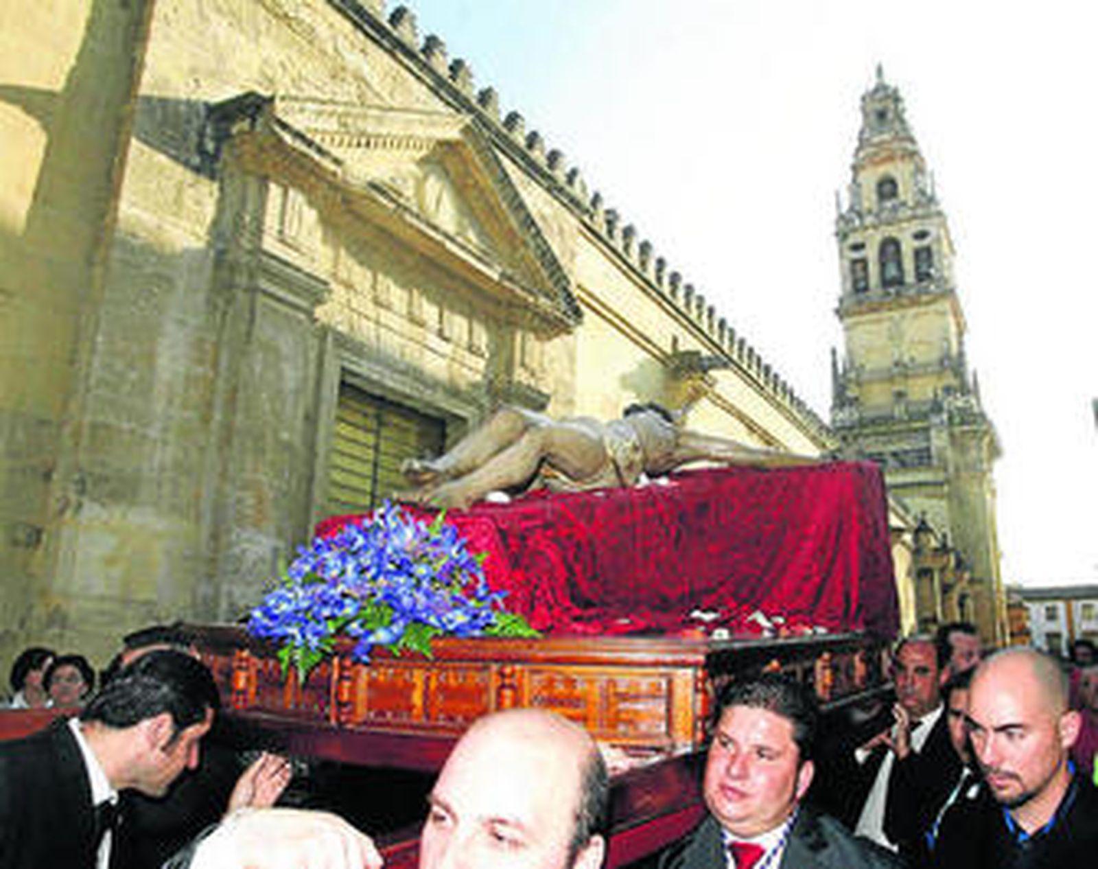 El titular de la hermandad del Naranjo, a su paso por la calle Cardenal Herrero.