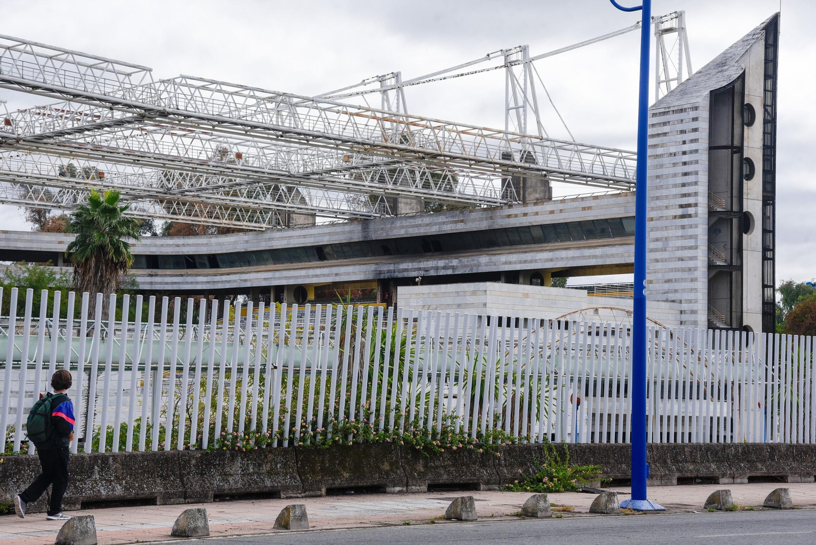 Un joven pasa a la altura del  Auditorio Rocío Jurado.