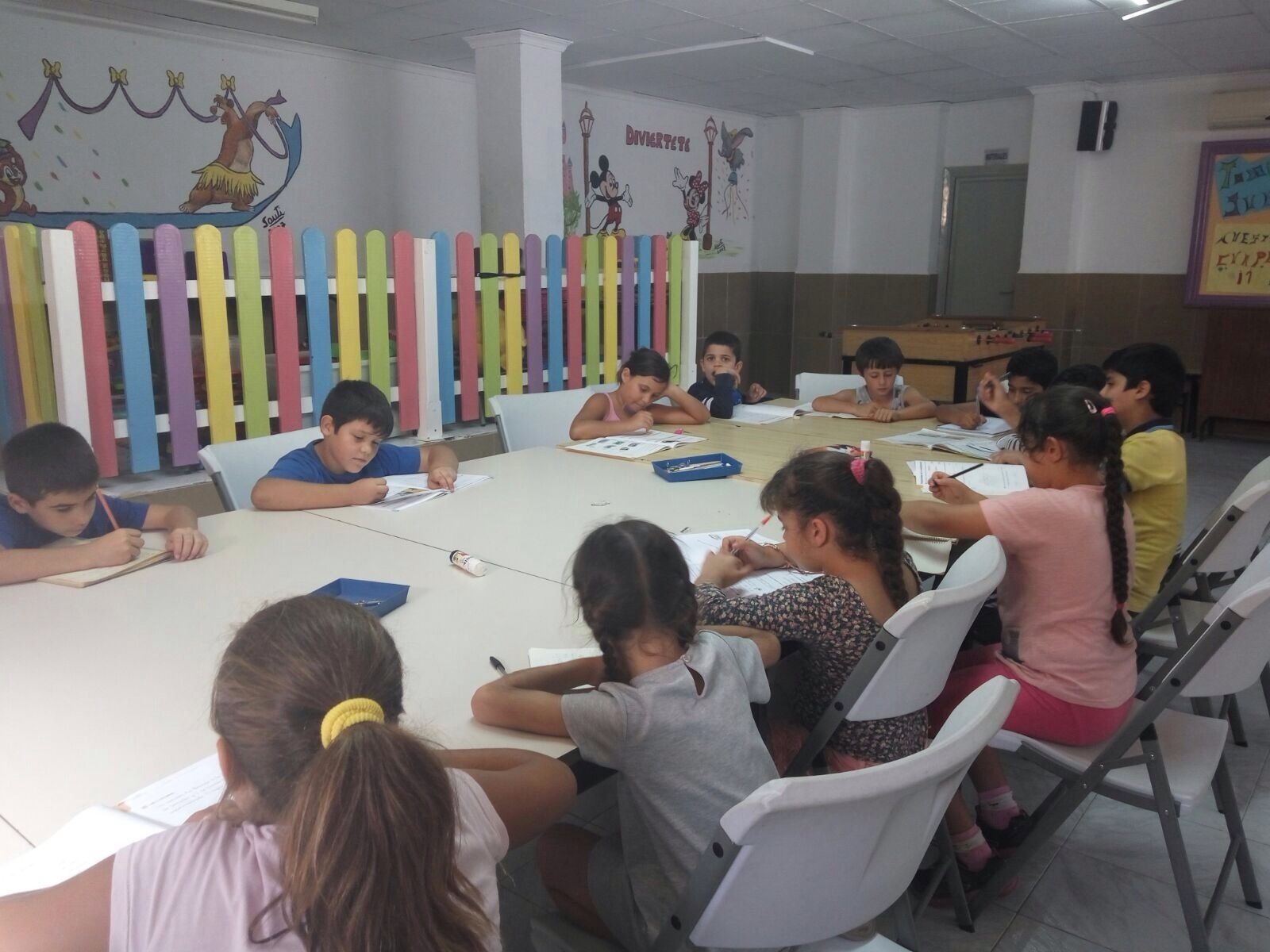 Varios pequeños, en la ludoteca de El Saliente.