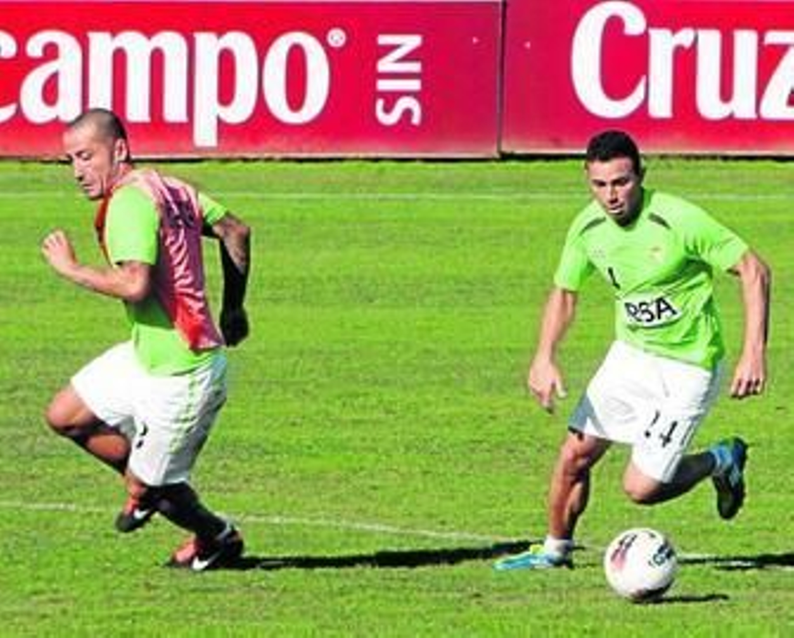 Rubén Castro conduce la pelota ante la oposición del central Mario.