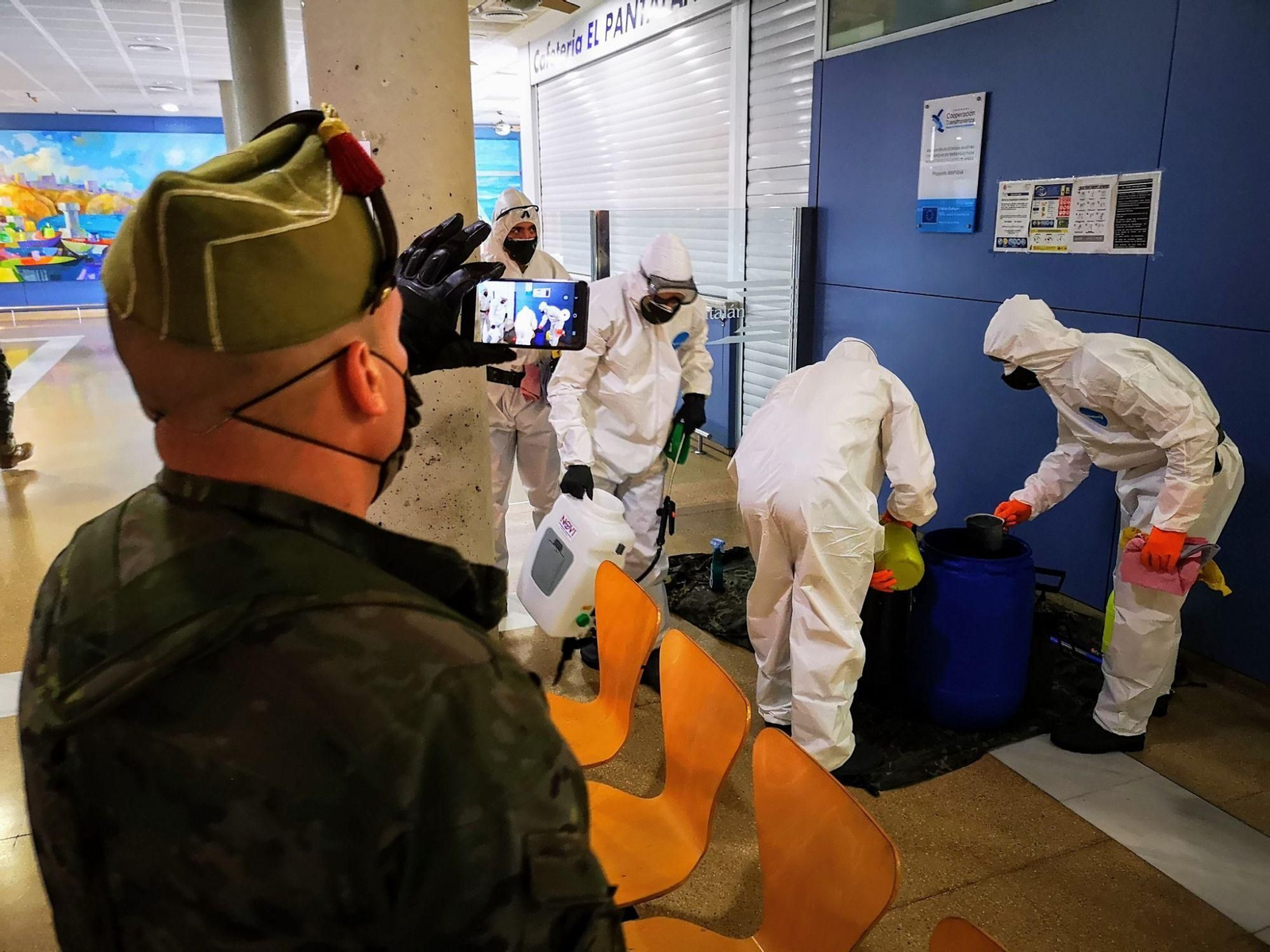 Una decena de legionarios llevan a cabo tareas de desinfección en el Puerto de Almería