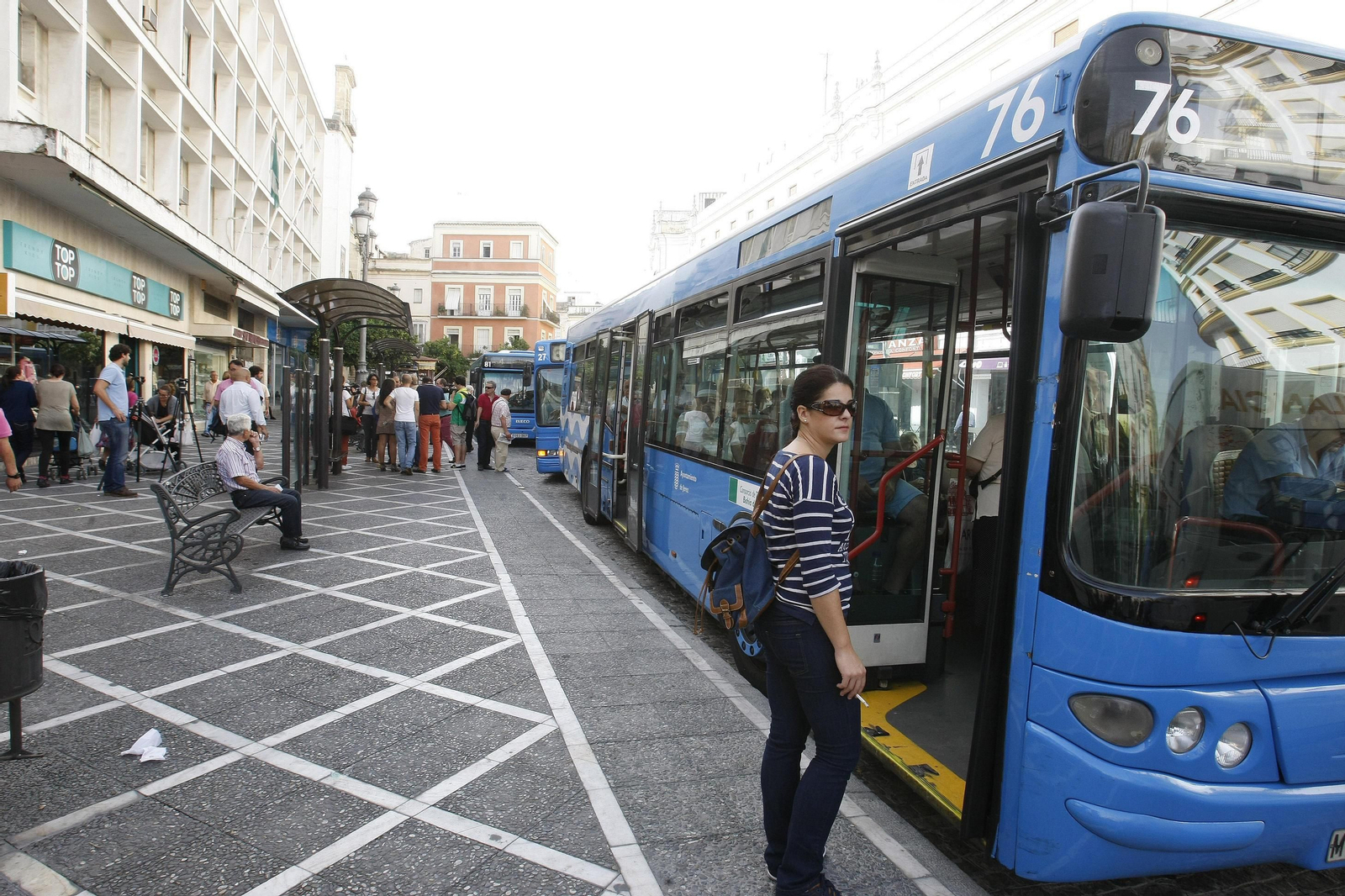 Parada de autobuses urbanos de Jerez en la plaza de Esteve Parada de autobuses urbanos de Jerez en la plaza de Esteve