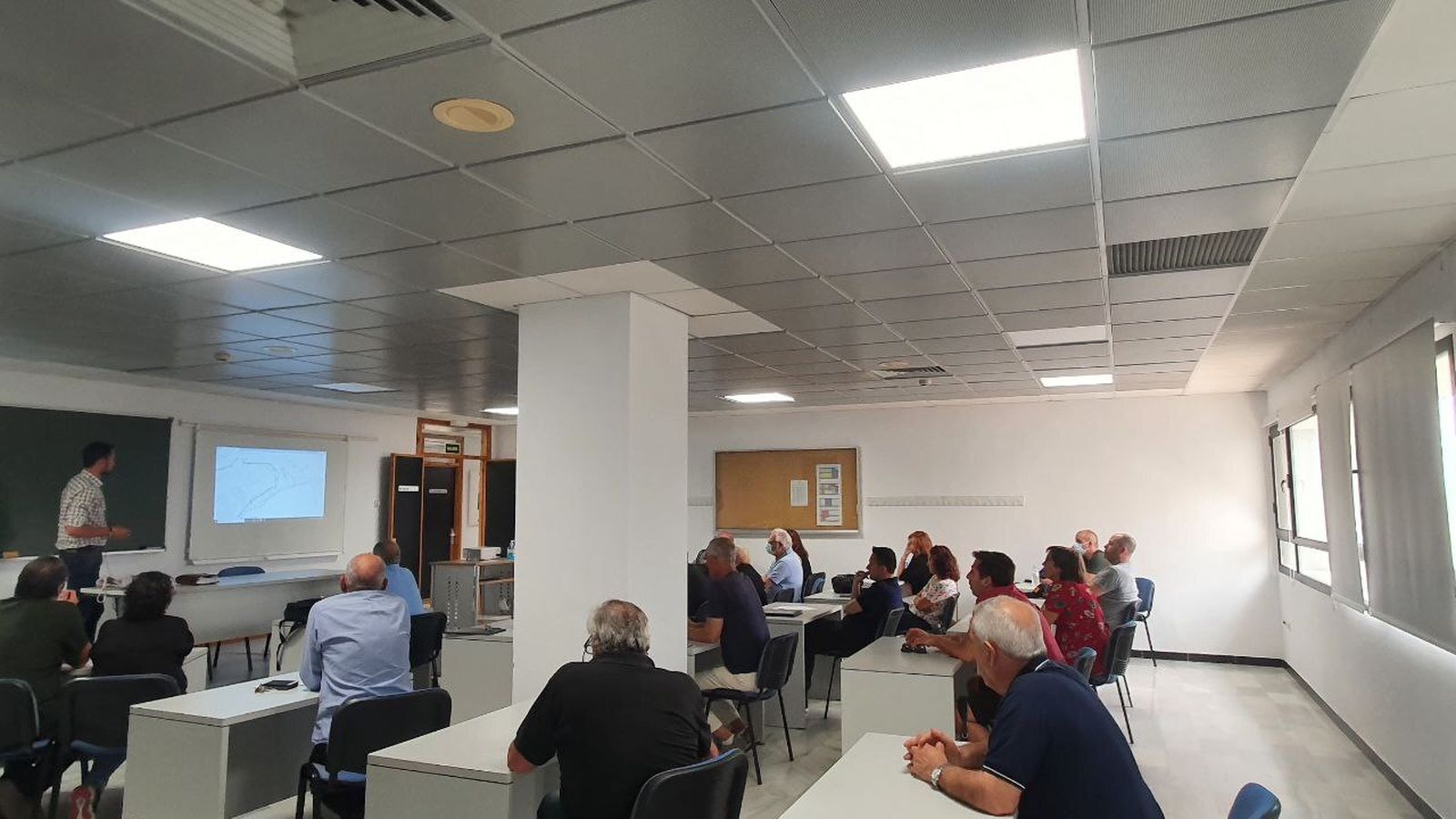 Un momento de la exposición del edil a los representantes vecinales.