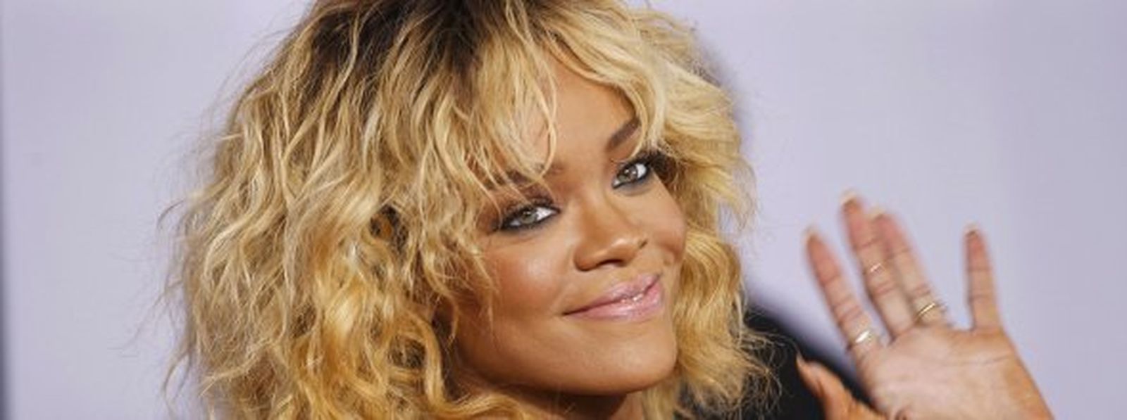 Rihanna se estrena como diseñadora con la firma River Island.