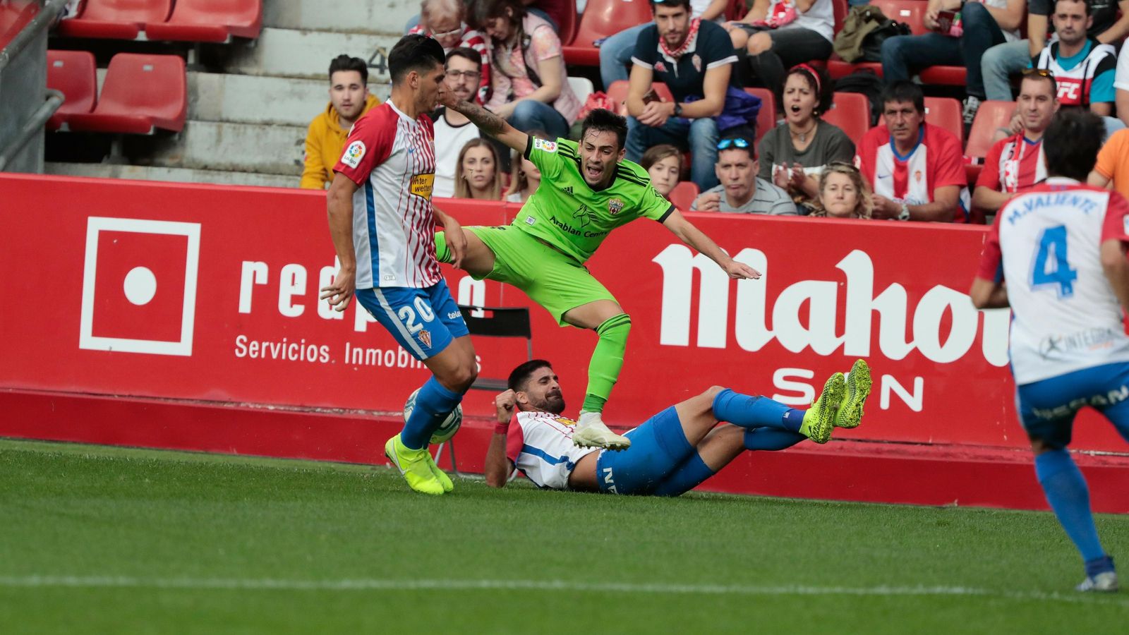 Gaspar, frenado en la banda.