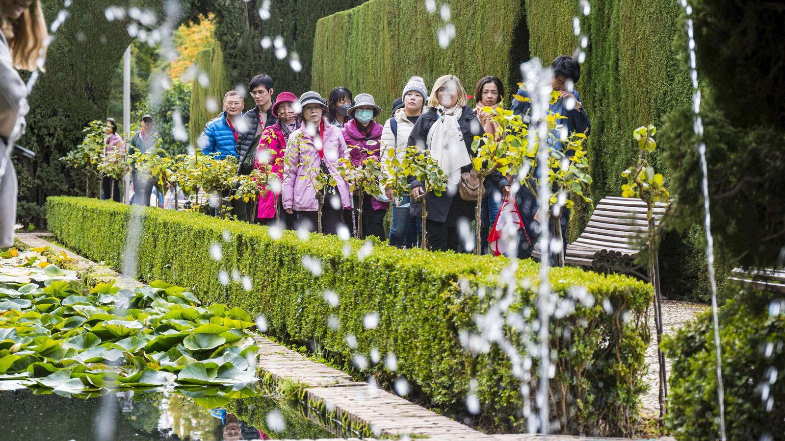 Un grupo de turistas extranjeros recorre el Generalife