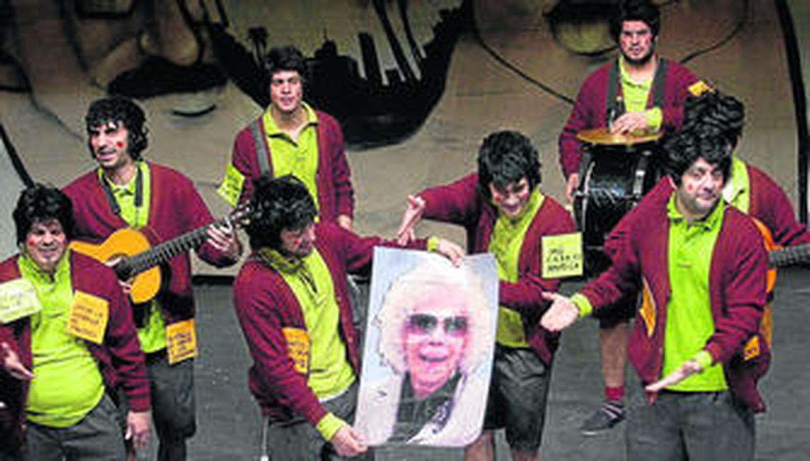 La chirigota 'Ojú que cabeza tengo' levantó al público tras su actuación.