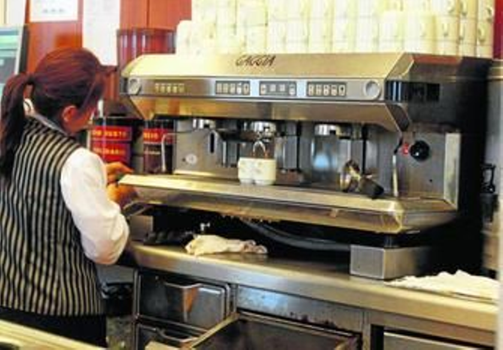 Una mujer trabaja en una cafetería.
