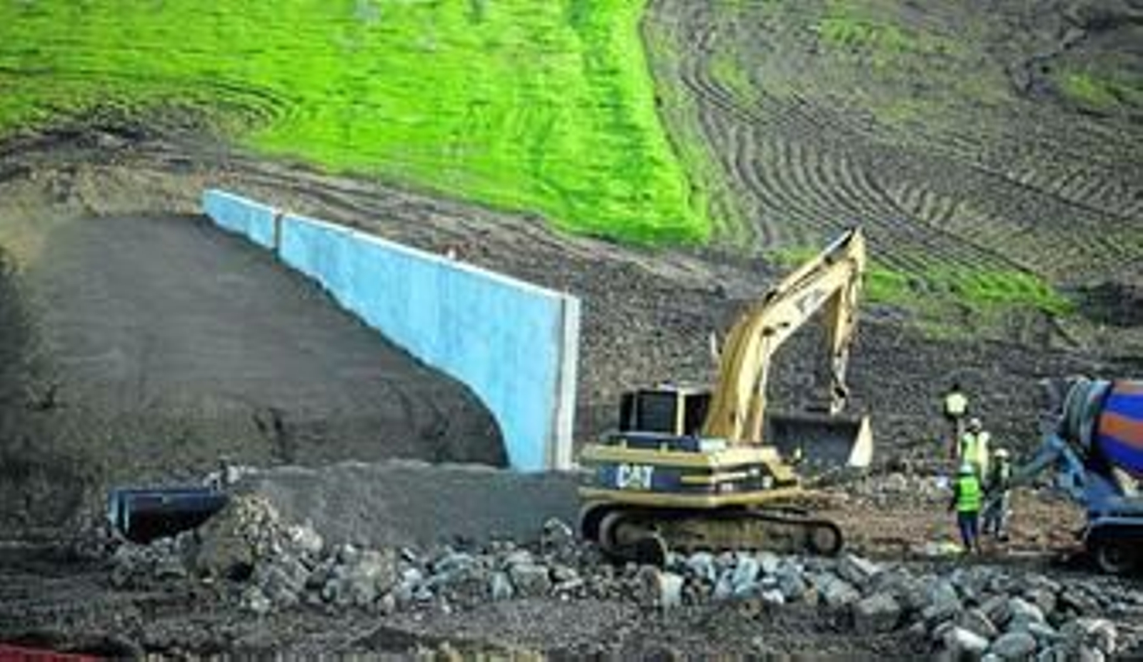 Construcción de uno de los diques en el cauce del arroyo Argamasilla.