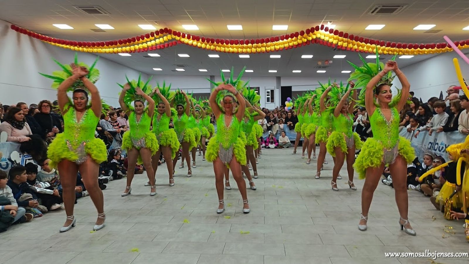 Marta no logra apagar la llama del Carnaval en Albox que llenó de magia el Centro de Agua y Salud