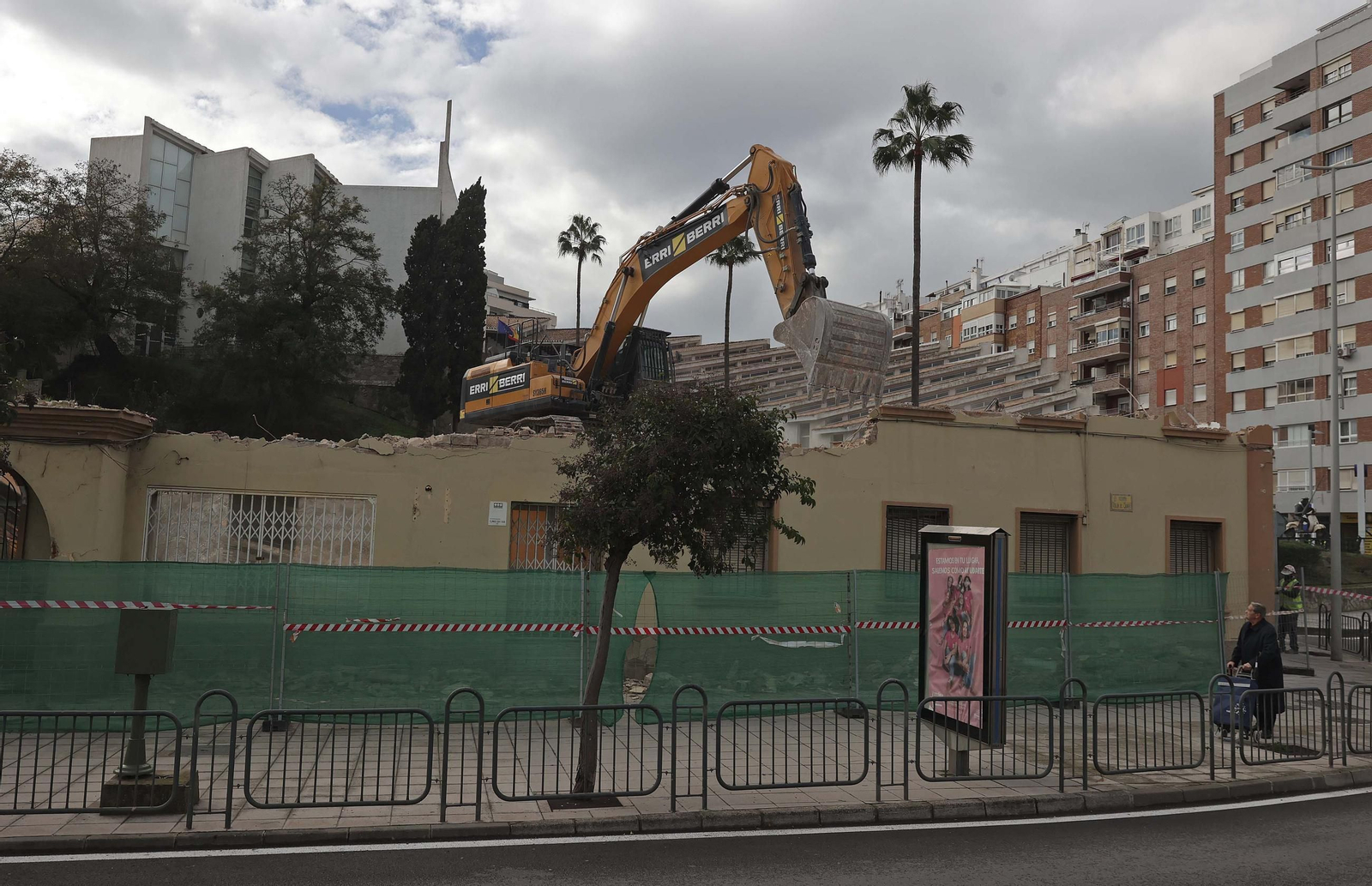 Fotos de los trabajos de demolición de las viviendas militares de la avenida Virgen del Carmen en Algeciras