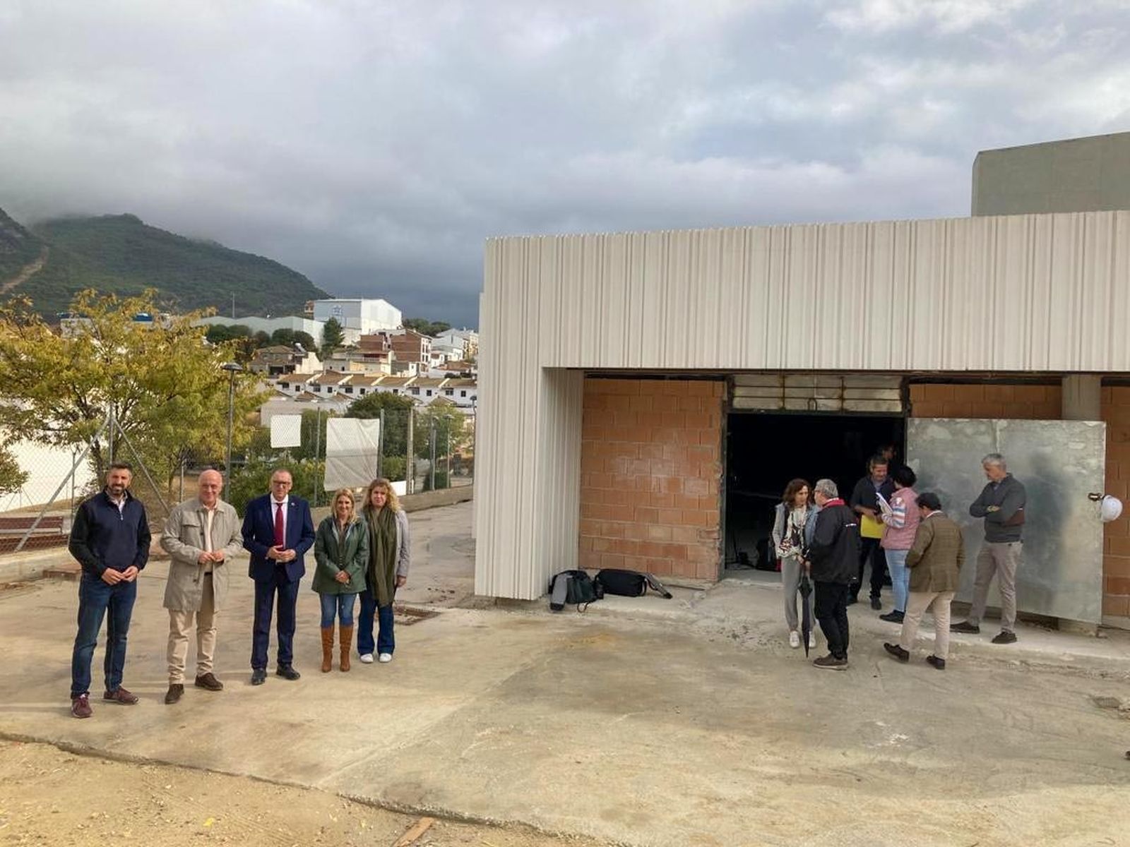 Las autoridades, en el exterior del auditorio de Rute.