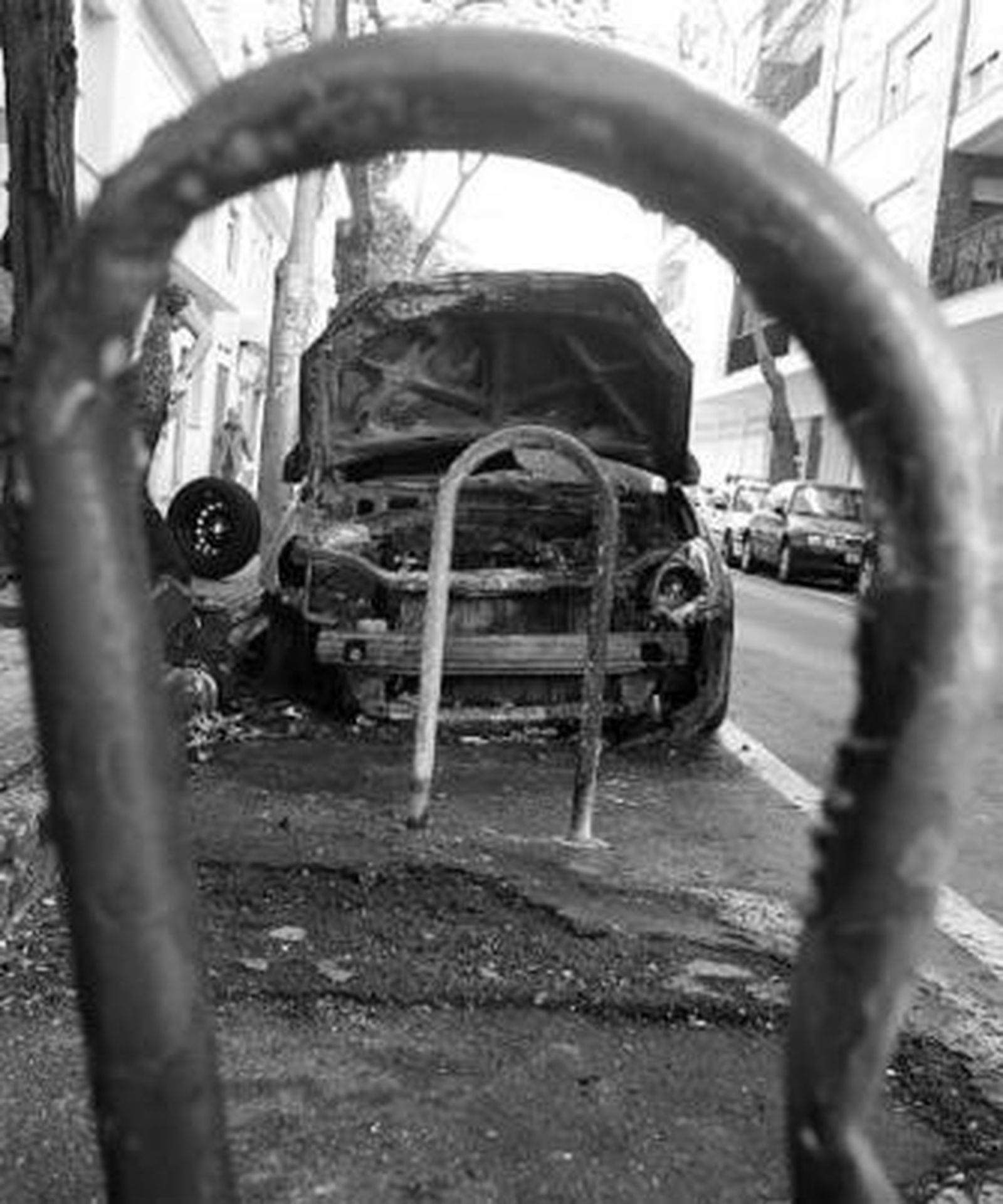 Así quedó el coche afectado en Avenida de la Marina.