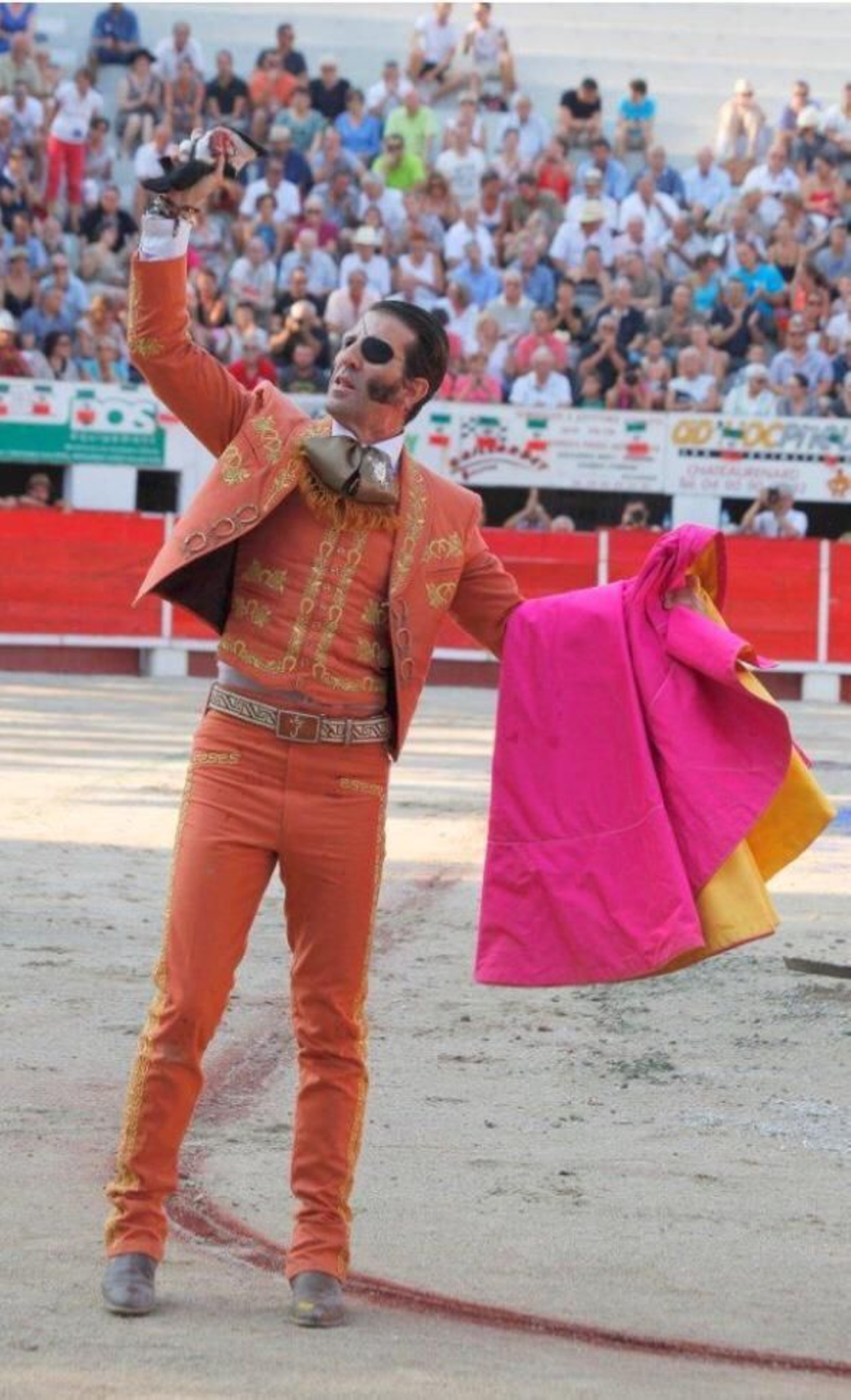 Juan José Padilla con el traje charro típico de México que le regaló Vicente Fernández.