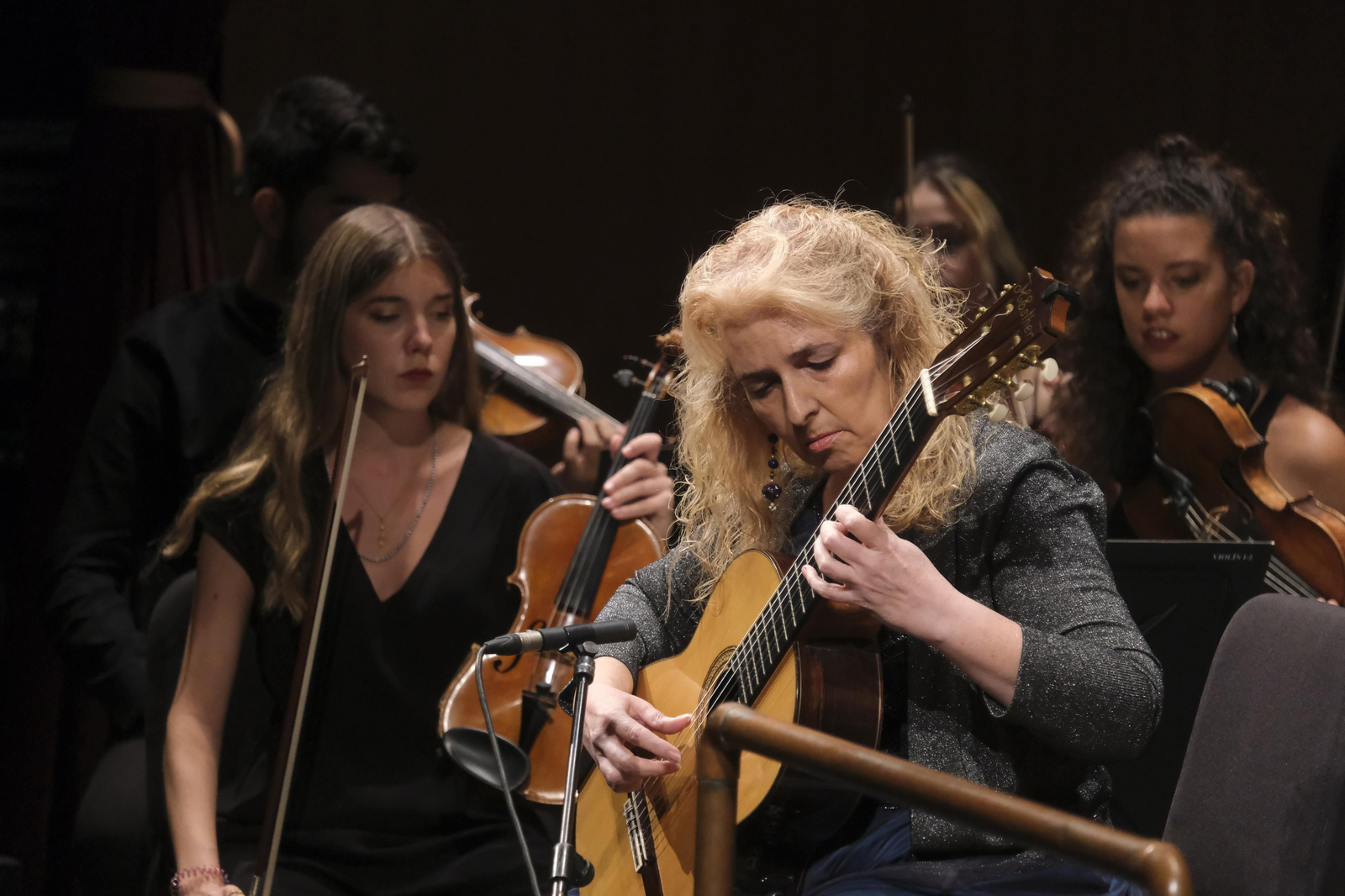 El concierto de la Orquesta Joven de Andalucía y María Esther Guzmán en el Festival de la Guitarra de Córdoba, en imágenes