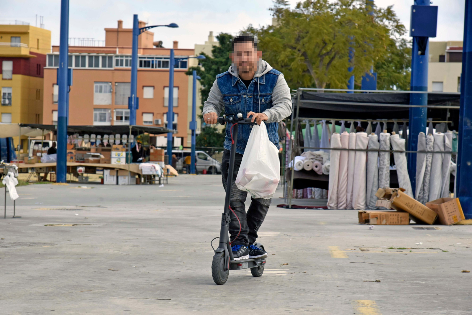 Un joven circula con un patinete eléctrico por Algeciras.