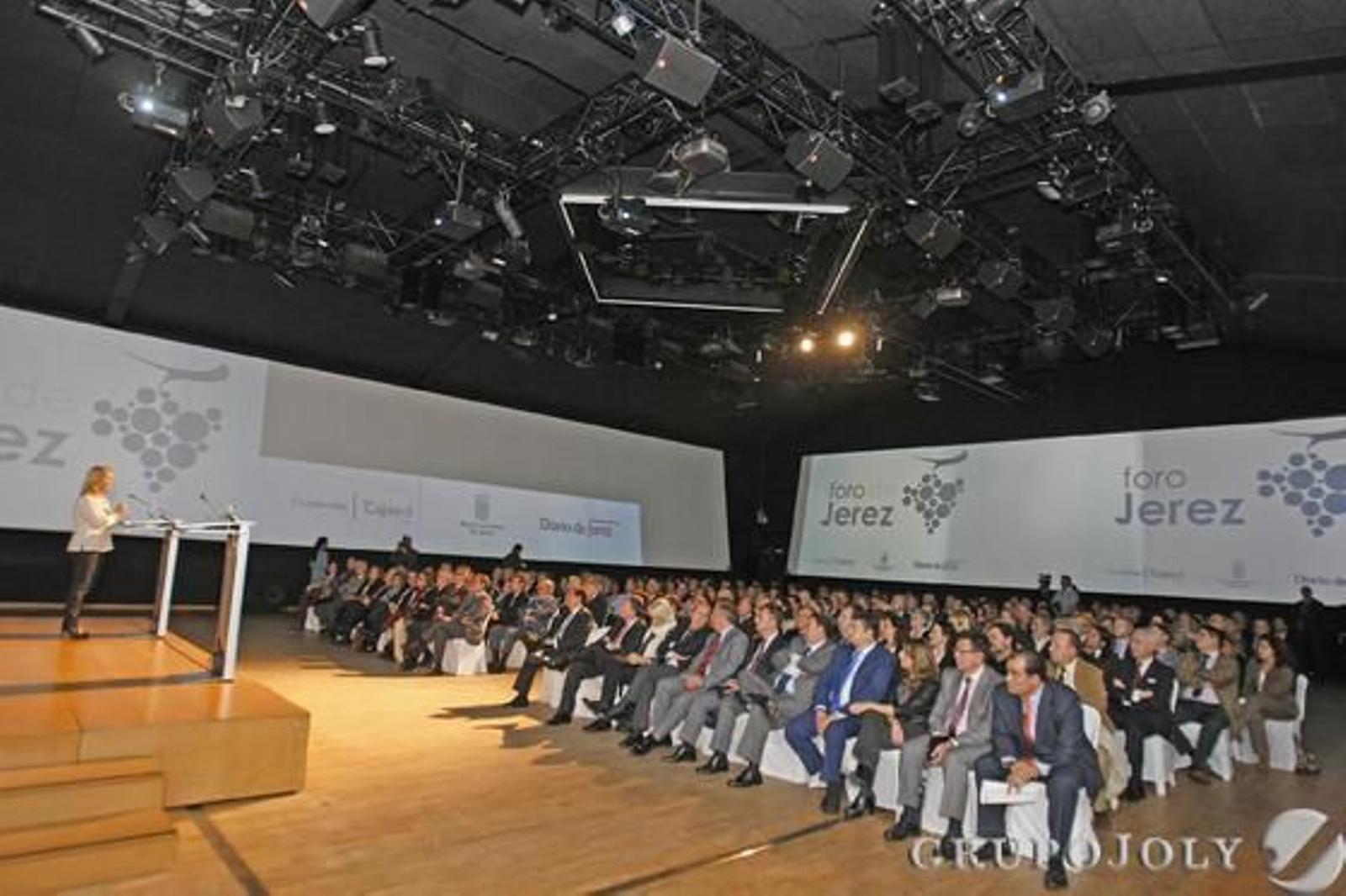 El público asistente escucha ayer la intervención de la alcaldesa, en los Museos de La Atalaya.  Foto: Pascual · Vanesa Lobo