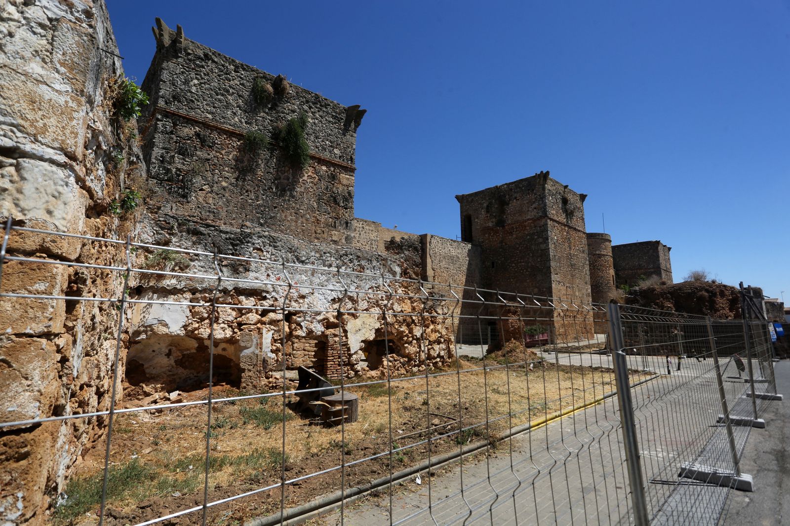 Visita de autoridades a las obras de restauración de la Barbacana de Niebla en imágenes
